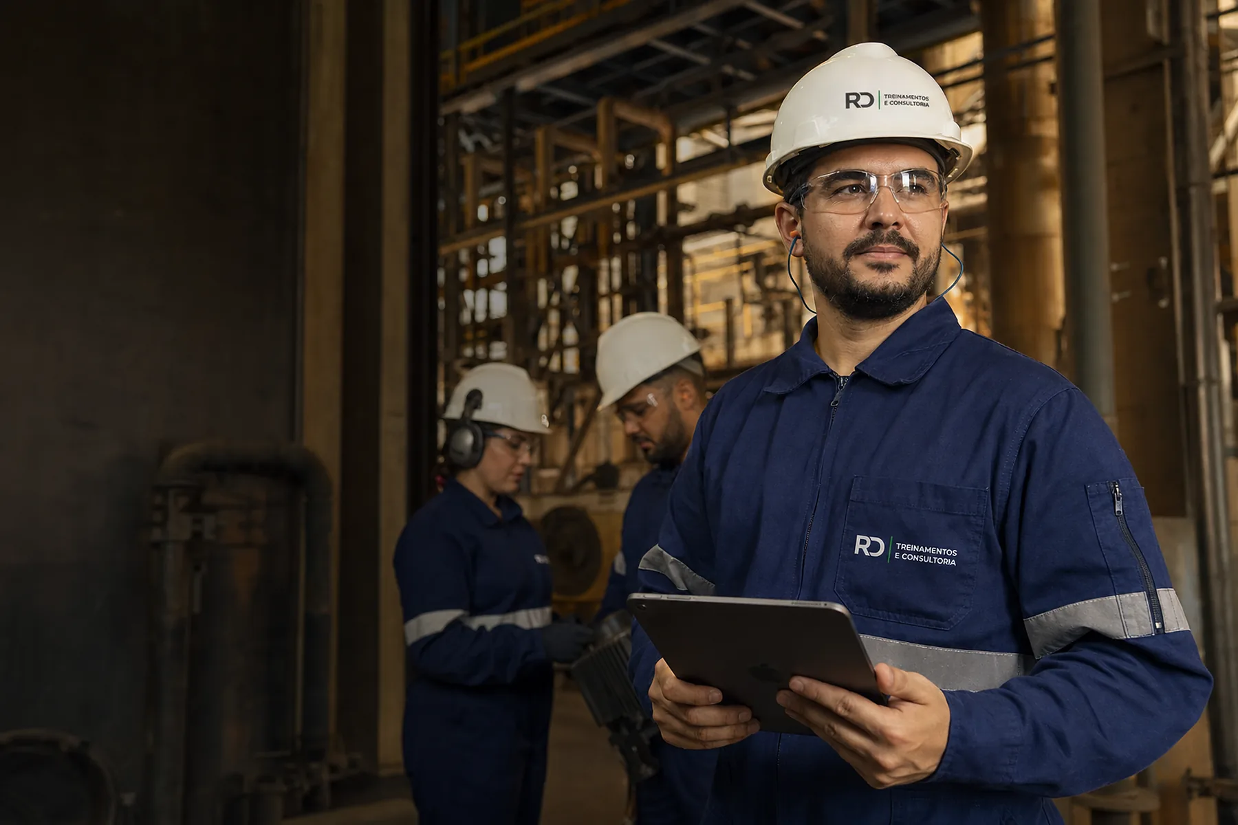 Engenheiro da RD em ambiente industrial com equipe técnica